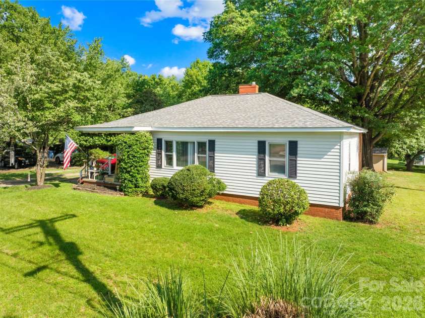 103 Greenway Drive, Huntersville, NC 28078.  MLS# CAR4391441, YatesRealty ID 30215. 