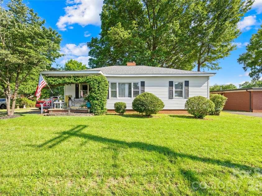 103 Greenway Drive, Huntersville, NC 28078.  MLS# CAR4391441, YatesRealty ID 30215. 