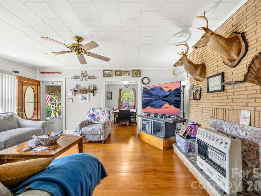 103 Greenway Drive, Huntersville, NC 28078.  MLS# CAR4391441, YatesRealty ID 30215. 