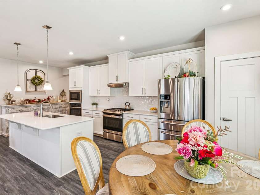 5042 Summer Surprise Lane, Charlotte, NC 28215.  MLS# CAR4372192, YatesRealty ID 30218. 