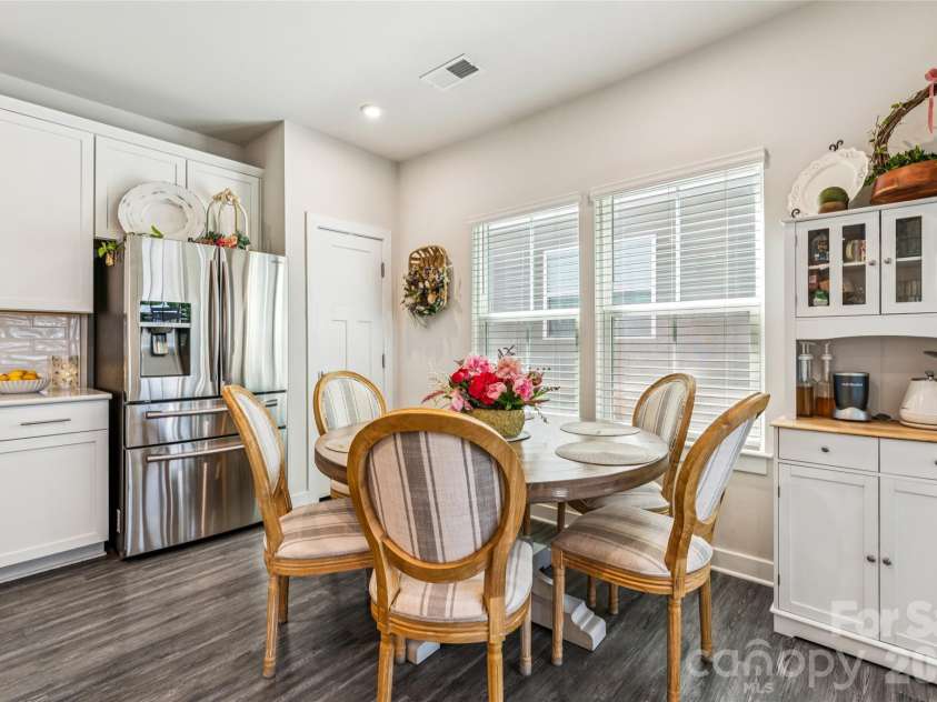 5042 Summer Surprise Lane, Charlotte, NC 28215.  MLS# CAR4372192, YatesRealty ID 30218. Dining Area