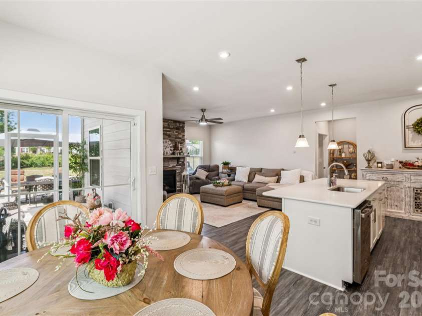 5042 Summer Surprise Lane, Charlotte, NC 28215.  MLS# CAR4372192, YatesRealty ID 30218. Dining Area