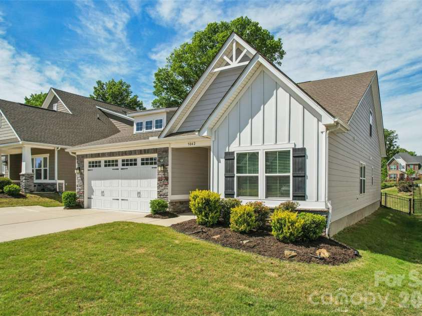 5042 Summer Surprise Lane, Charlotte, NC 28215.  MLS# CAR4372192, YatesRealty ID 30218. Front Elevation