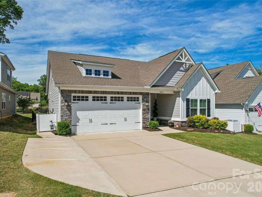 5042 Summer Surprise Lane, Charlotte, NC 28215.  MLS# CAR4372192, YatesRealty ID 30218. Front Elevation