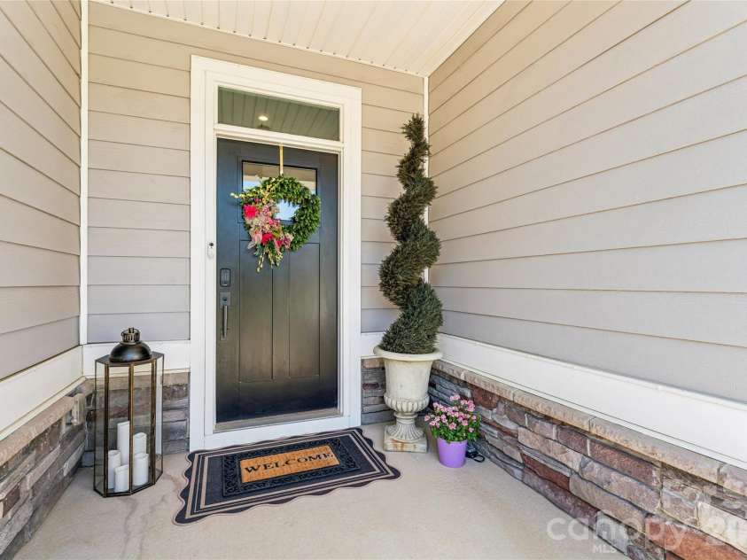 5042 Summer Surprise Lane, Charlotte, NC 28215.  MLS# CAR4372192, YatesRealty ID 30218. Front Porch
