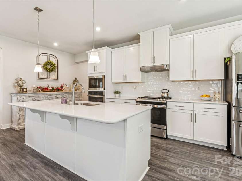5042 Summer Surprise Lane, Charlotte, NC 28215.  MLS# CAR4372192, YatesRealty ID 30218. Kitchen