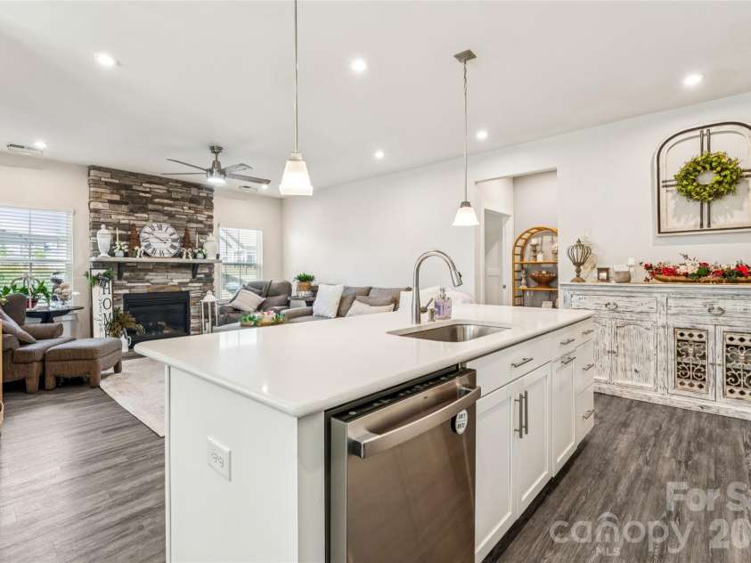 5042 Summer Surprise Lane, Charlotte, NC 28215.  MLS# CAR4372192, YatesRealty ID 30218. Kitchen