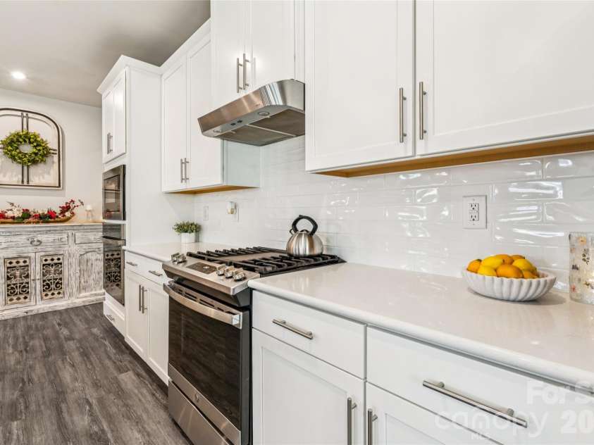 5042 Summer Surprise Lane, Charlotte, NC 28215.  MLS# CAR4372192, YatesRealty ID 30218. Kitchen