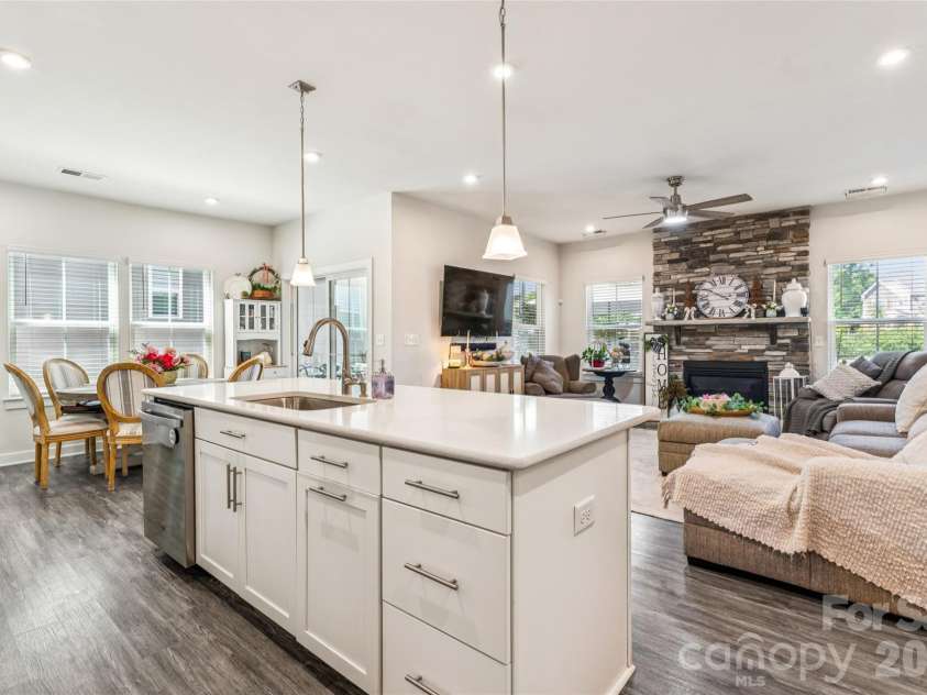 5042 Summer Surprise Lane, Charlotte, NC 28215.  MLS# CAR4372192, YatesRealty ID 30218. Kitchen