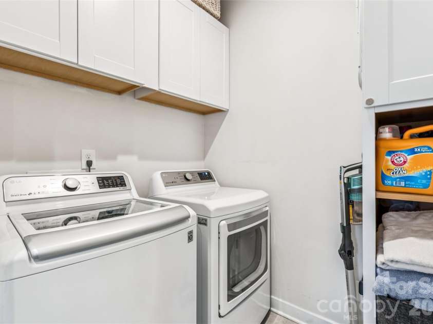 5042 Summer Surprise Lane, Charlotte, NC 28215.  MLS# CAR4372192, YatesRealty ID 30218. Laundry