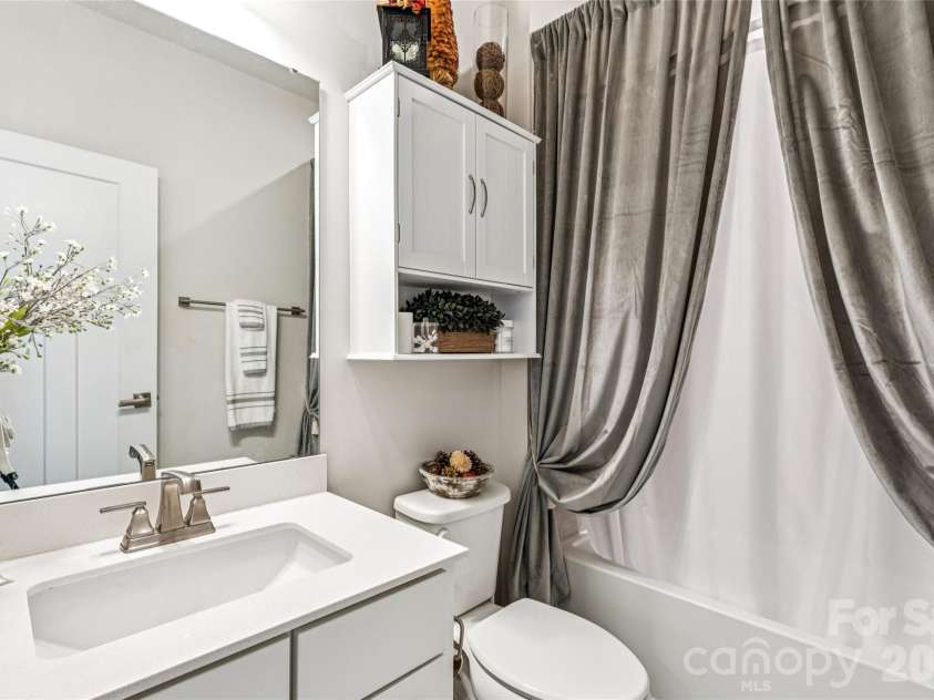5042 Summer Surprise Lane, Charlotte, NC 28215.  MLS# CAR4372192, YatesRealty ID 30218. Main Full Bathroom