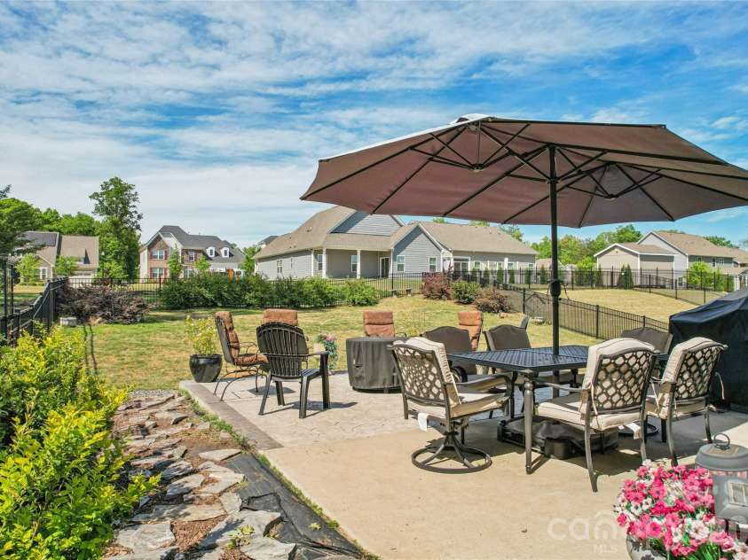 5042 Summer Surprise Lane, Charlotte, NC 28215.  MLS# CAR4372192, YatesRealty ID 30218. Patio