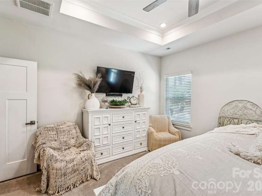 5042 Summer Surprise Lane, Charlotte, NC 28215.  MLS# CAR4372192, YatesRealty ID 30218. Primary