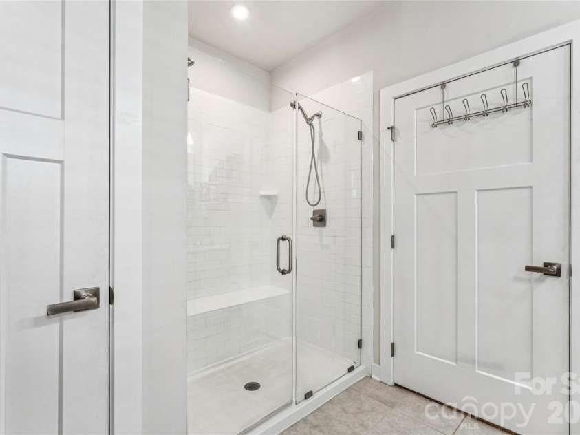 5042 Summer Surprise Lane, Charlotte, NC 28215.  MLS# CAR4372192, YatesRealty ID 30218. Primary Bathroom