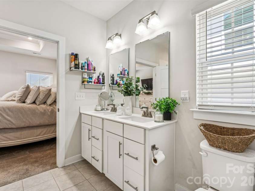 5042 Summer Surprise Lane, Charlotte, NC 28215.  MLS# CAR4372192, YatesRealty ID 30218. Primary Bathroom