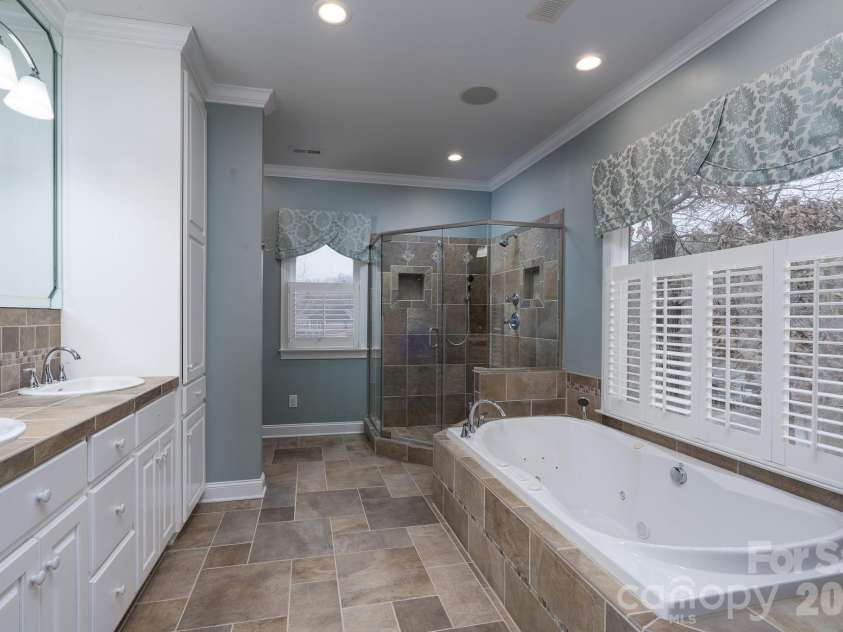 338 Plantation Way, Mount Gilead, NC 27306.  MLS# CAR4335615, YatesRealty ID 3022. Primary En Suite Bathroom
