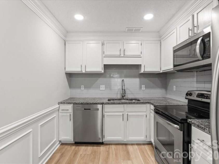 8006 Hemby Wood Drive, Indian Trail, NC 28079.  MLS# CAR4390897, YatesRealty ID 30225. Primary Kitchen