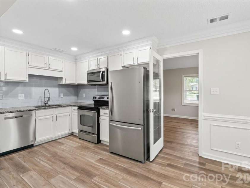 8006 Hemby Wood Drive, Indian Trail, NC 28079.  MLS# CAR4390897, YatesRealty ID 30225. Primary Kitchen