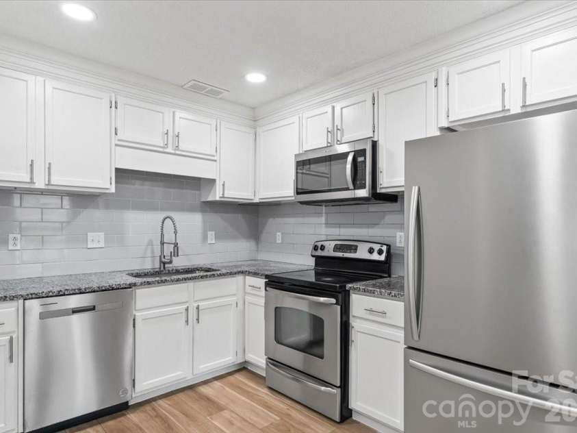 8006 Hemby Wood Drive, Indian Trail, NC 28079.  MLS# CAR4390897, YatesRealty ID 30225. Primary Kitchen