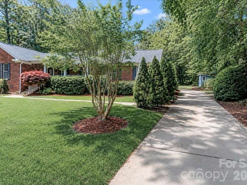 6803 Lowesville Lane, Stanley, NC 28164.  MLS# CAR4385358, YatesRealty ID 30226. Driveway