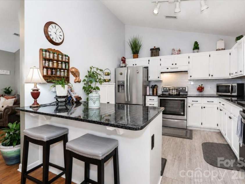 6803 Lowesville Lane, Stanley, NC 28164.  MLS# CAR4385358, YatesRealty ID 30226. Kitchen