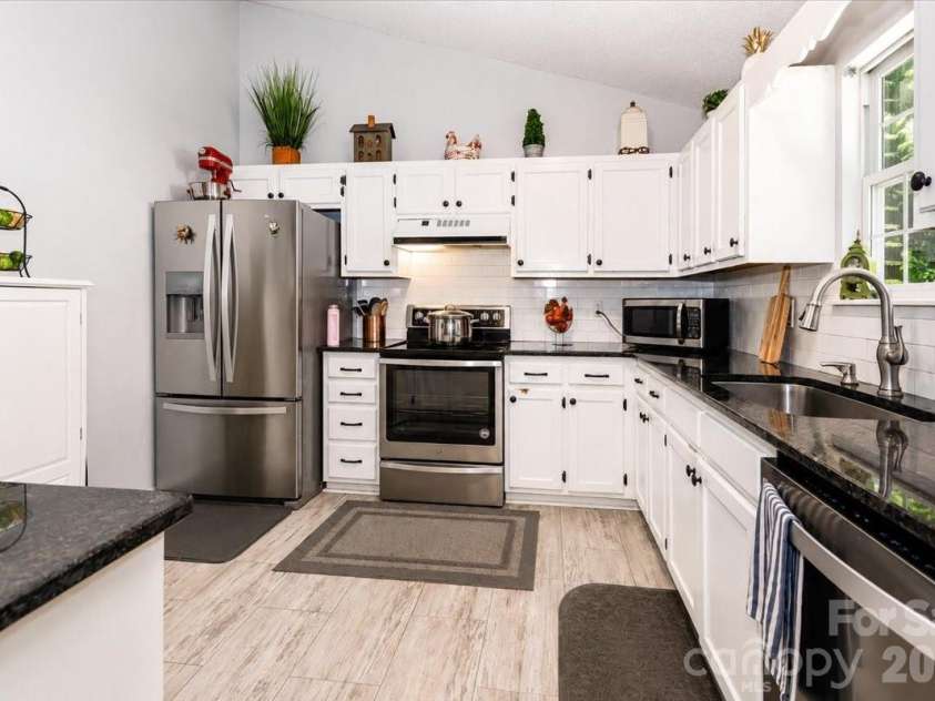 6803 Lowesville Lane, Stanley, NC 28164.  MLS# CAR4385358, YatesRealty ID 30226. Kitchen