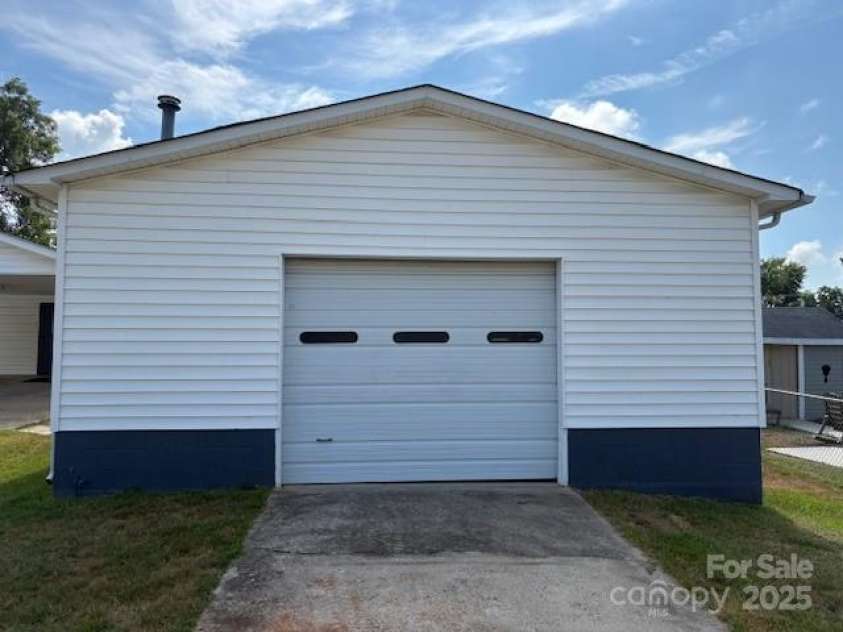 110 Davis Street, Dallas, NC 28034.  MLS# CAR4285935, YatesRealty ID 30228. 