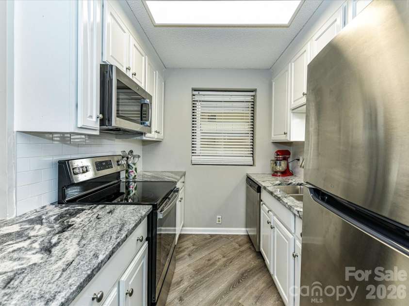 211 Heritage Boulevard, Fort Mill, SC 29715.  MLS# CAR4342832, YatesRealty ID 3023. Beautiful updated kitchen