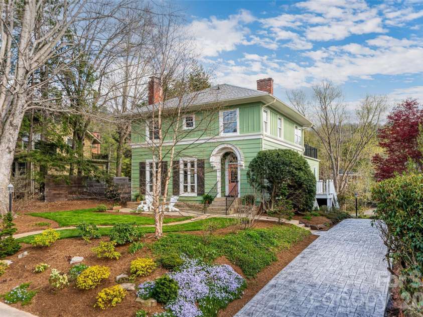 18 Edgemont Road, Asheville, NC 28801.  MLS# CAR4352399, YatesRealty ID 30231. 