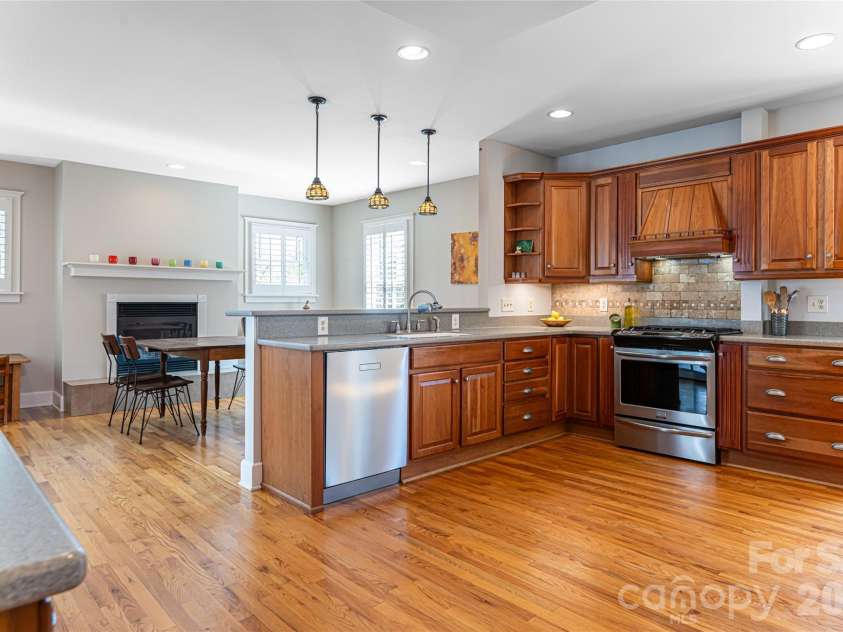 18 Edgemont Road, Asheville, NC 28801.  MLS# CAR4352399, YatesRealty ID 30231. 