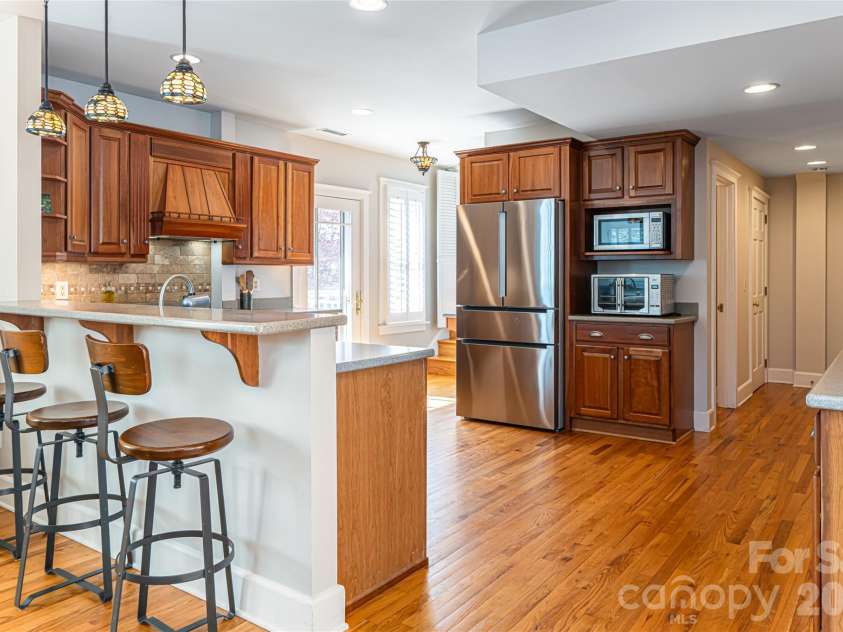 18 Edgemont Road, Asheville, NC 28801.  MLS# CAR4352399, YatesRealty ID 30231. 