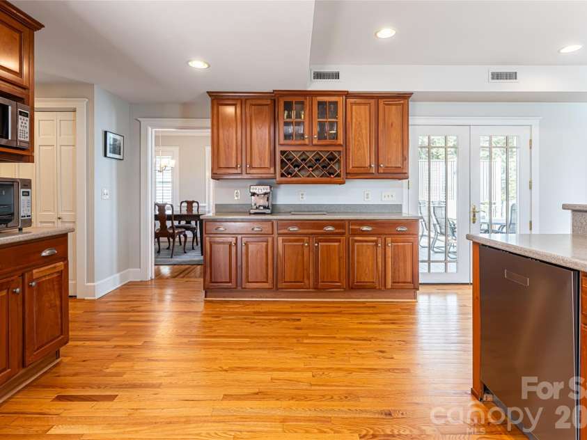 18 Edgemont Road, Asheville, NC 28801.  MLS# CAR4352399, YatesRealty ID 30231. 