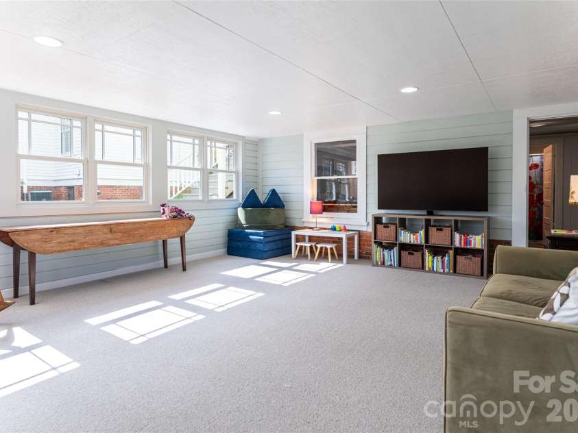 18 Edgemont Road, Asheville, NC 28801.  MLS# CAR4352399, YatesRealty ID 30231. 