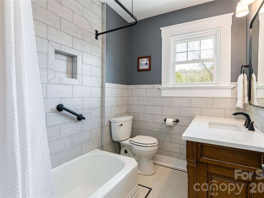 18 Edgemont Road, Asheville, NC 28801.  MLS# CAR4352399, YatesRealty ID 30231. 