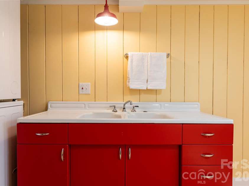 18 Edgemont Road, Asheville, NC 28801.  MLS# CAR4352399, YatesRealty ID 30231. 