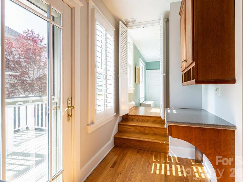 18 Edgemont Road, Asheville, NC 28801.  MLS# CAR4352399, YatesRealty ID 30231. 