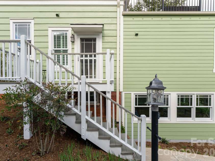 18 Edgemont Road, Asheville, NC 28801.  MLS# CAR4352399, YatesRealty ID 30231. 