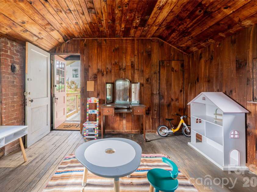 18 Edgemont Road, Asheville, NC 28801.  MLS# CAR4352399, YatesRealty ID 30231. 