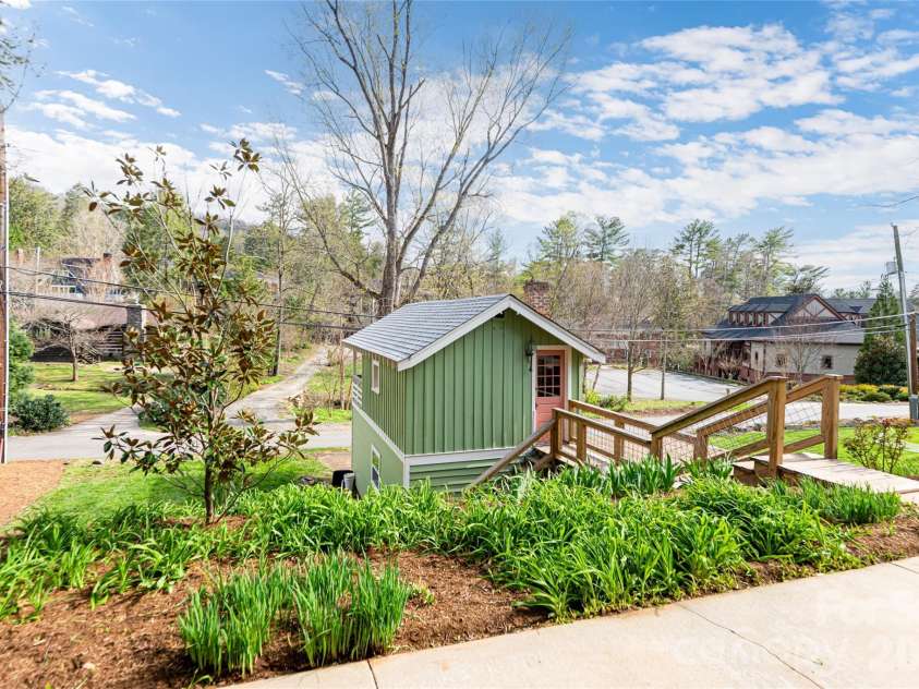 18 Edgemont Road, Asheville, NC 28801.  MLS# CAR4352399, YatesRealty ID 30231. 