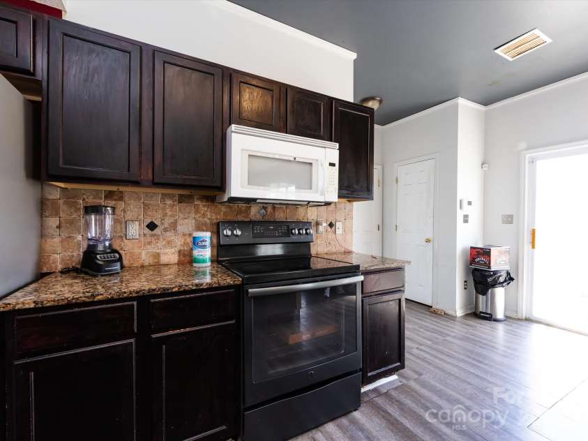 3509 Joel Turner Drive, Charlotte, NC 28216.  MLS# CAR4283361, YatesRealty ID 30232. 