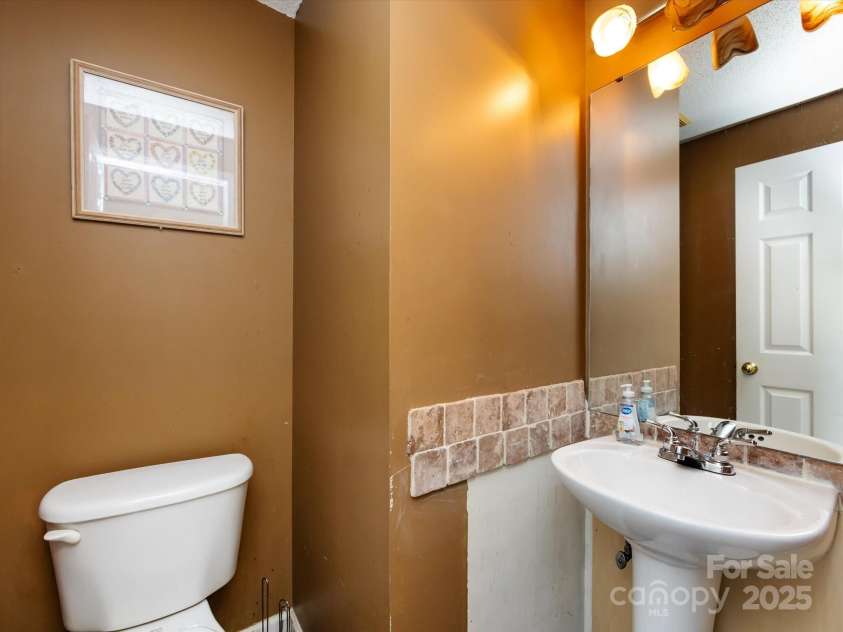 3509 Joel Turner Drive, Charlotte, NC 28216.  MLS# CAR4283361, YatesRealty ID 30232. 
