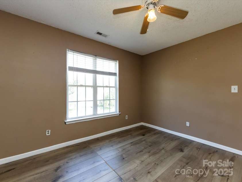 3509 Joel Turner Drive, Charlotte, NC 28216.  MLS# CAR4283361, YatesRealty ID 30232. 