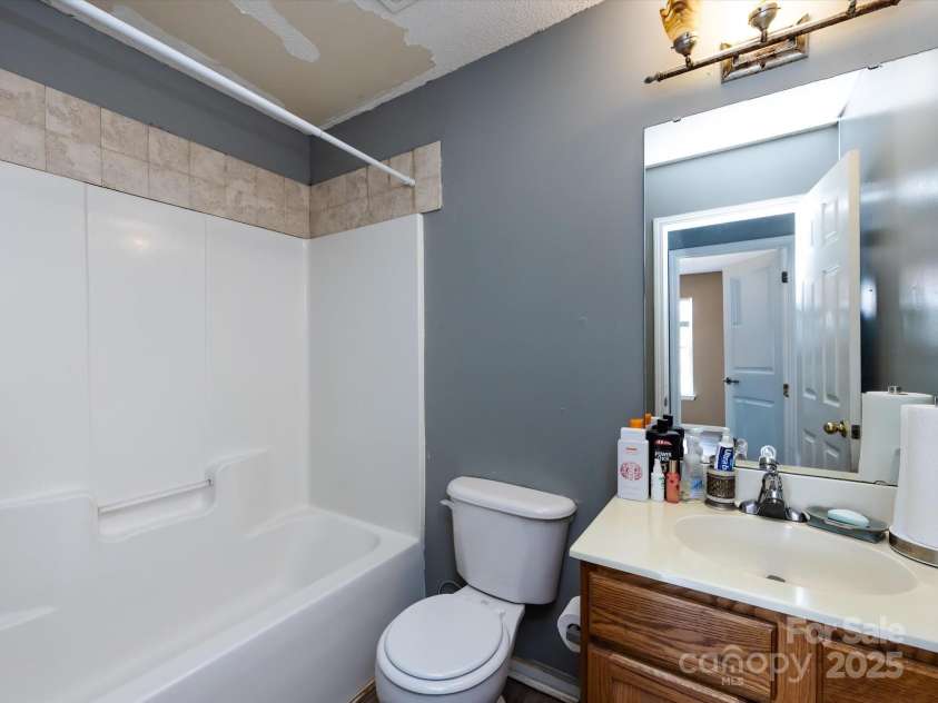 3509 Joel Turner Drive, Charlotte, NC 28216.  MLS# CAR4283361, YatesRealty ID 30232. 