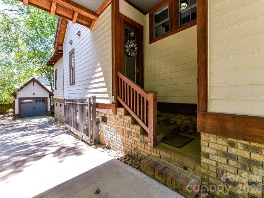 514 Magnolia Avenue, Charlotte, NC 28203.  MLS# CAR4372489, YatesRealty ID 30233. 