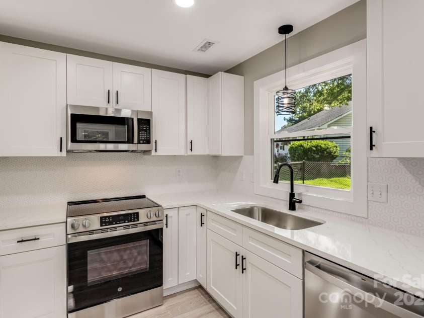 64 Southchase Drive, Fletcher, NC 28732.  MLS# CAR4288102, YatesRealty ID 30236. 