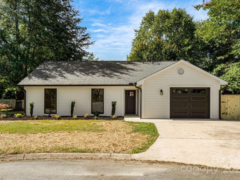 64 Southchase Drive, Fletcher, NC 28732.  MLS# CAR4288102, YatesRealty ID 30236. 