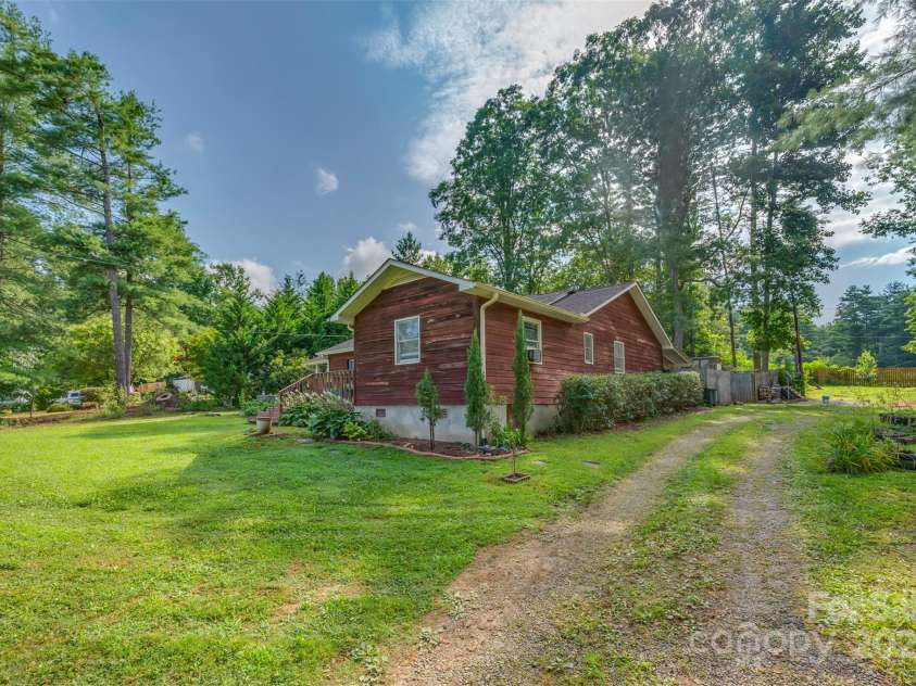 47 Granny Apple Road, Hendersonville, NC 28792.  MLS# CAR4279433, YatesRealty ID 30237. 