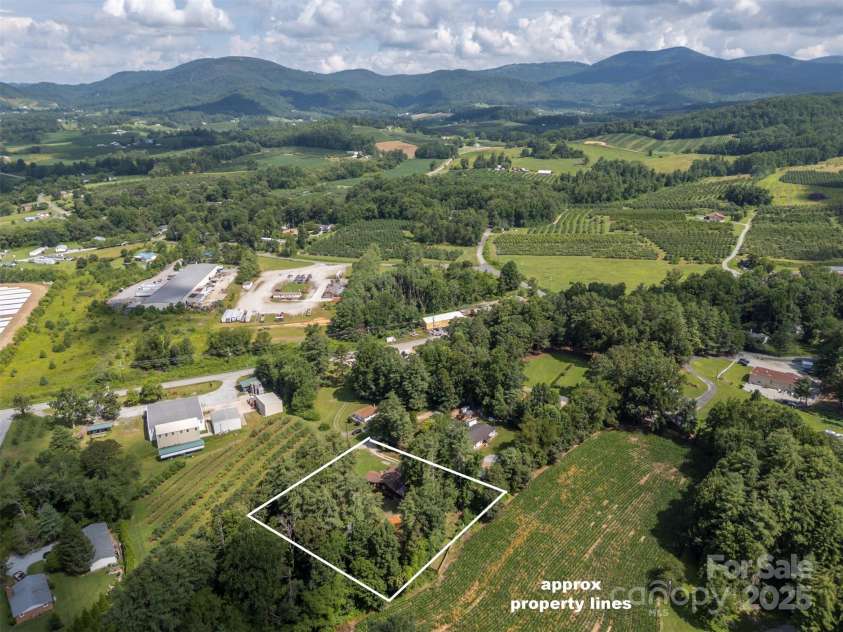 47 Granny Apple Road, Hendersonville, NC 28792.  MLS# CAR4279433, YatesRealty ID 30237. 