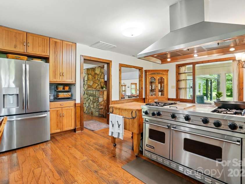7204 NC 218 Highway, Marshville, NC 28103.  MLS# CAR4273852, YatesRealty ID 30238. Stunning Kitchen with Viking Stove