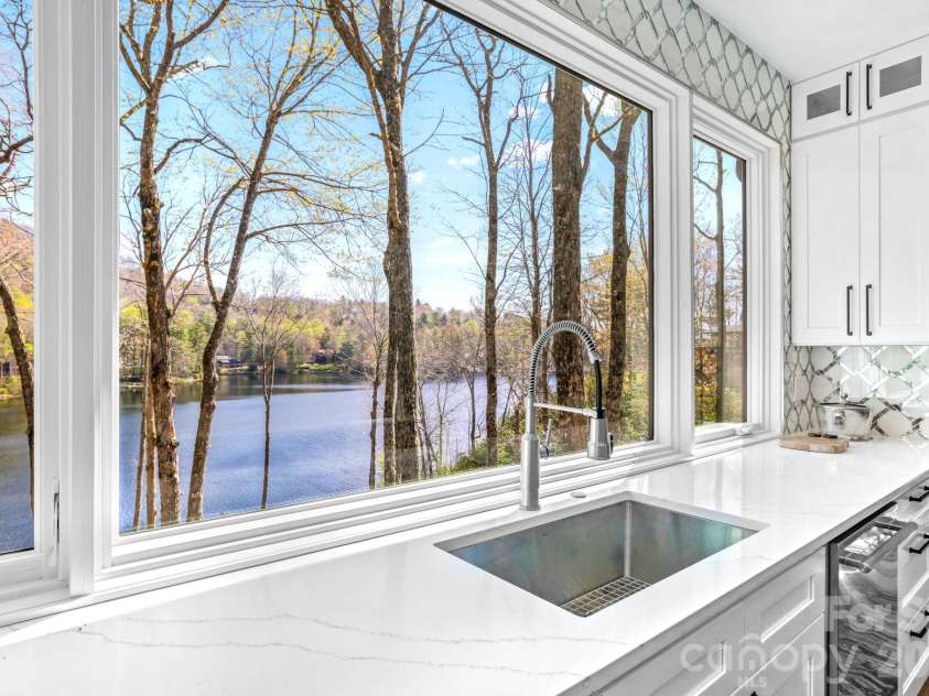 95 Cardinal Trace, Lake Toxaway, NC 28747.  MLS# CAR4376336, YatesRealty ID 30238. Kitchen